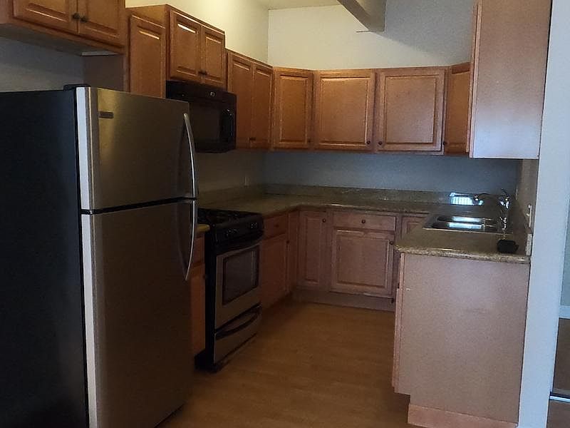 1st image of 939 University Ave #5