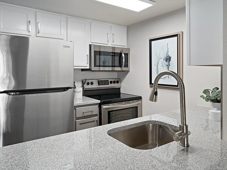 Solas Glendale — Photo 10