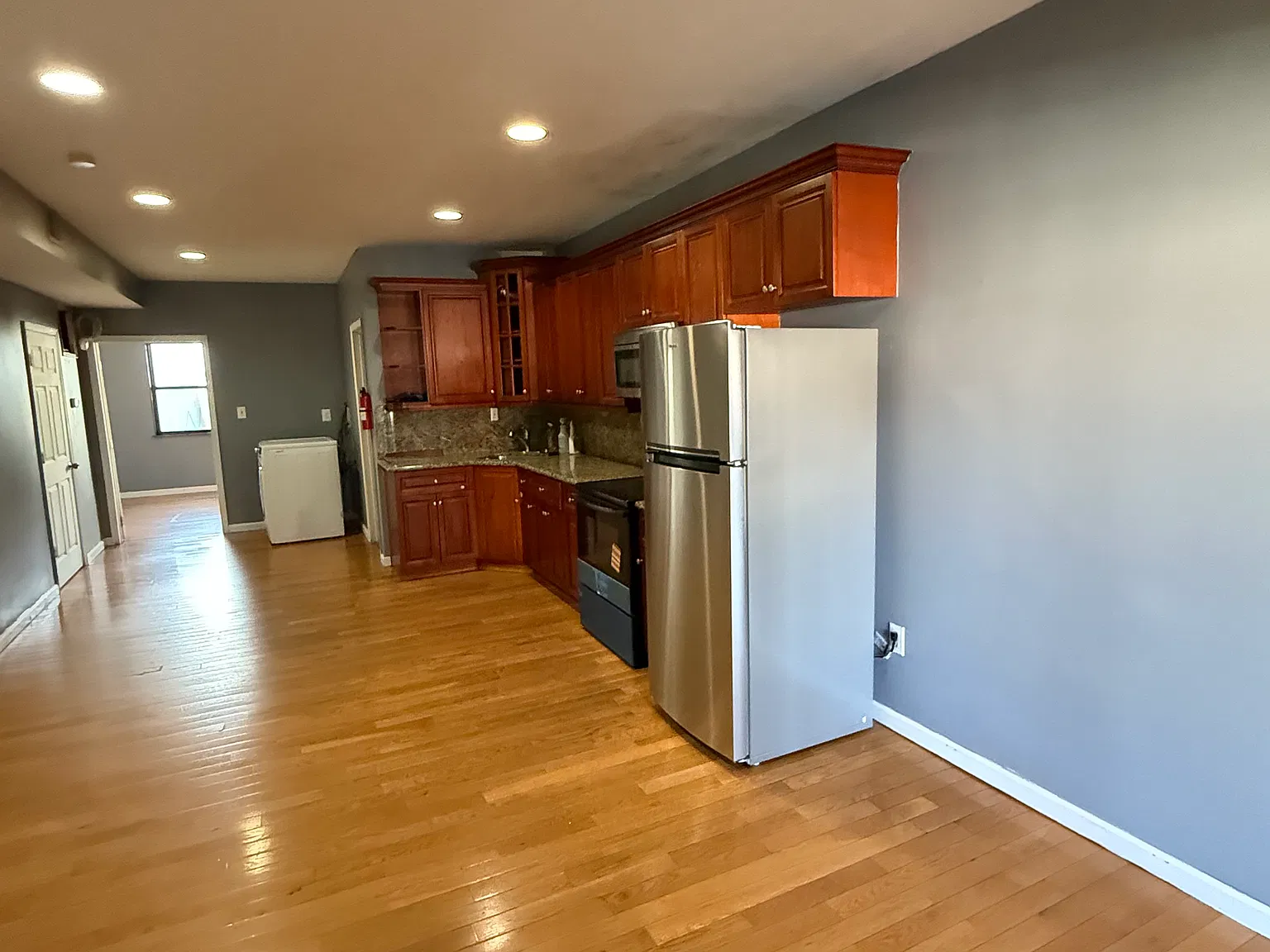 2 bed, 1000 sqft, $1,550 — Photo 3