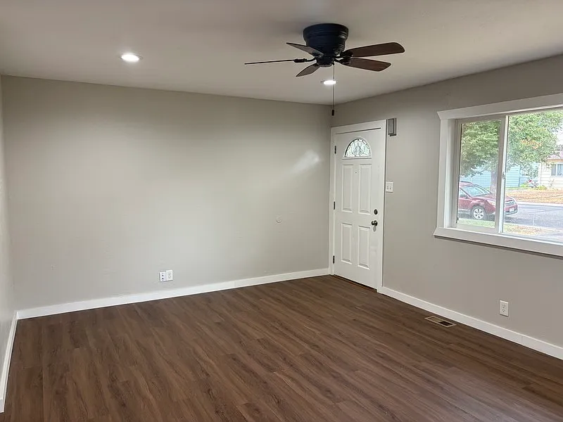 3 bed, 1.0 bath, 960 sqft, $1,900 — Photo 3