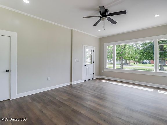 4th image of 410 N Seal Ave
