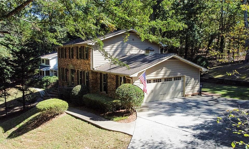 1st image of 835 Lakeshore Dr