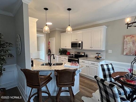 4th image of 453 Stillwater Drive