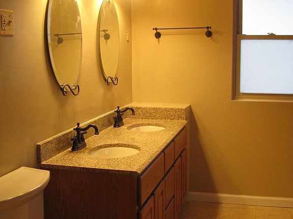Large MainBath - Double Sinks/Mirrors