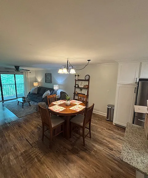 323 Edgewater Ln — Photo 6
