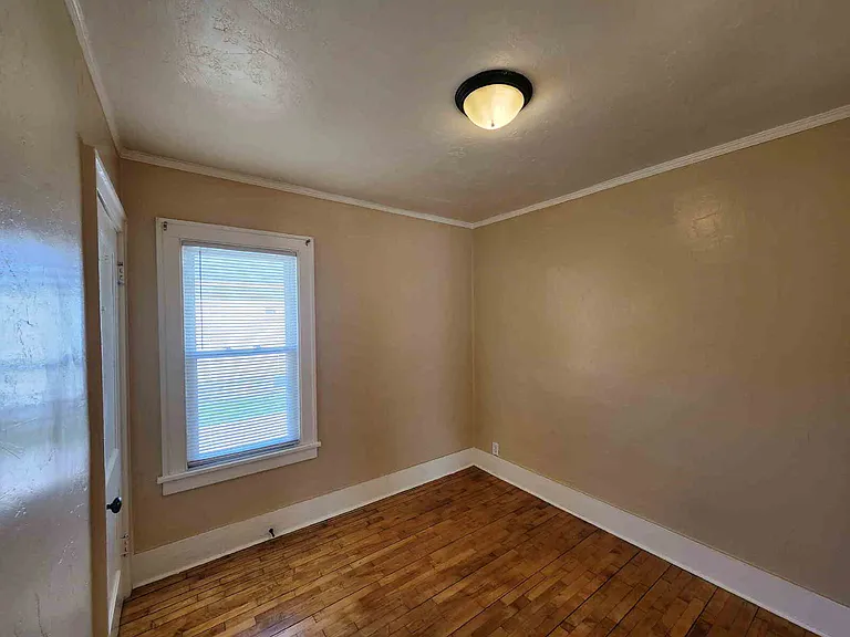 918 Osborn Ave — Photo 13