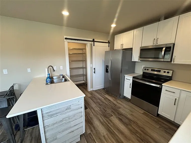 211 Baker St — Photo 4