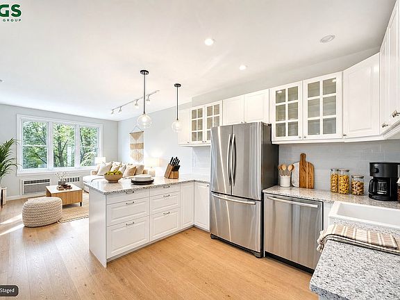 3rd image of 235 W 70th St APT 1D