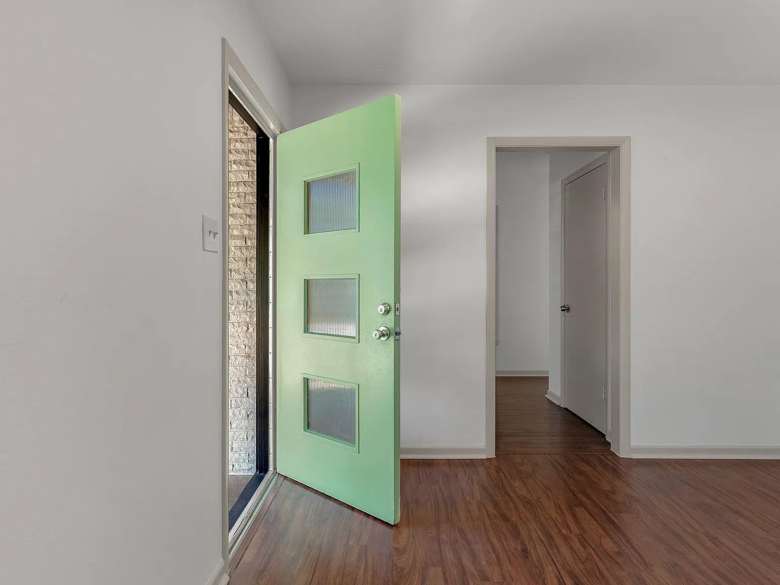 3 bed, 2.0 bath, 1099 sqft, $2,500 — Photo 4