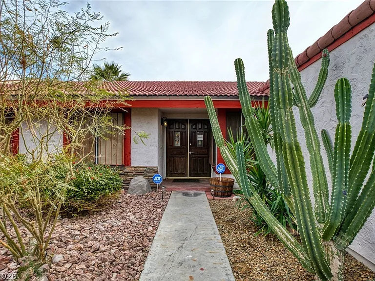 3956 Clear View Dr — Photo 2