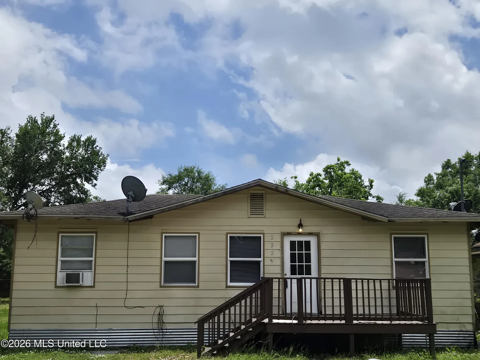 3 bed, 1.0 bath, 784 sqft, $1,000 — Photo 1