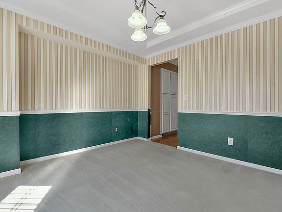 4th image of 1738 Cloverdale Dr