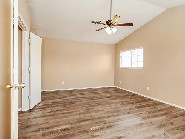 8015 W Laurel Ln — Photo 8