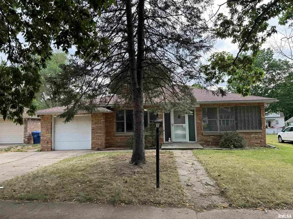 1115 S 9th St, Pekin, IL 61554