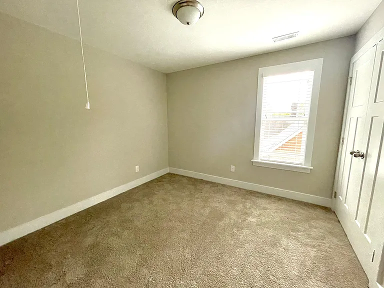 411 Barbour St — Photo 9