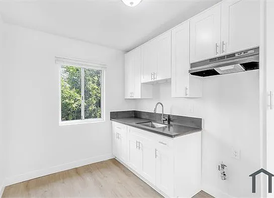 1618 E Vernon Ave #1622-D — Photo 2