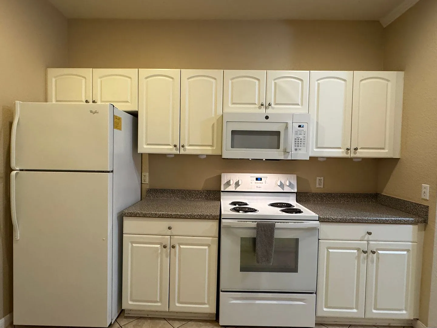 Charming two bedrooms & two bathrooms on Ground-Floor Condo Near downtown! — Photo 4