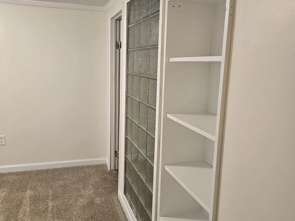Entrance to bedroom with bookshelf