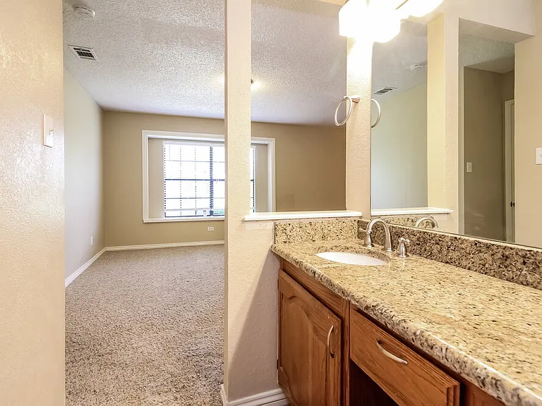 1037 Eagle Ct — Photo 10