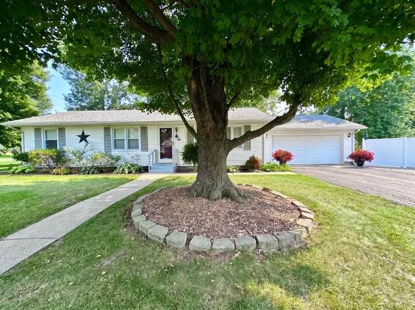 301 Hosselton St SW, Ingraham, IL 62824