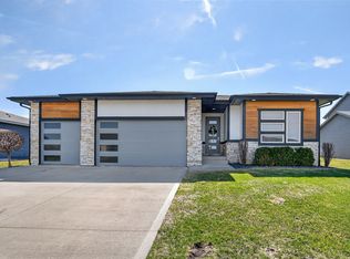 340 NE Hawk Cir, Waukee, IA 50263