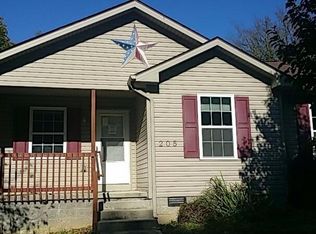 205 Evergreen Dr, Irvine, KY 40336