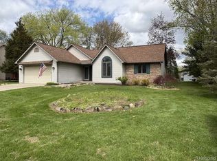 9038 Twin Oaks Ct, Flushing, MI 48433