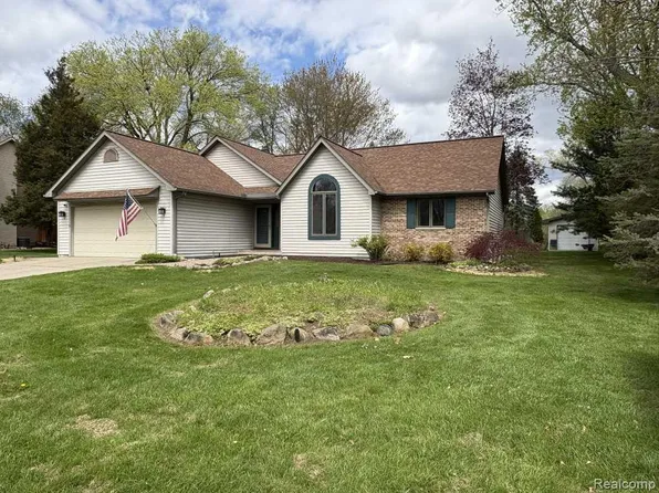 9038 Twin Oaks Ct, Flushing, MI 48433