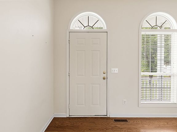 4th image of 409 Dorchester Pl