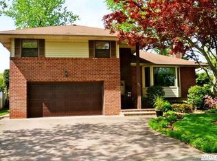 833 Lydia Ln, Westbury, NY 11590