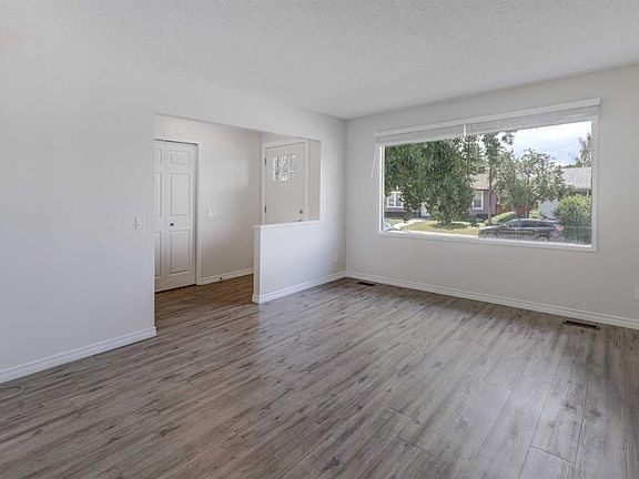 3rd image of 452 S Queen Alexandra Way SE
