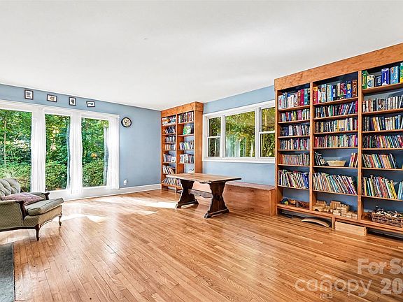 5th image of 812 Saint Michaels Ln
