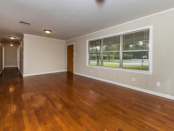 5th image of 200 Montrose Ave