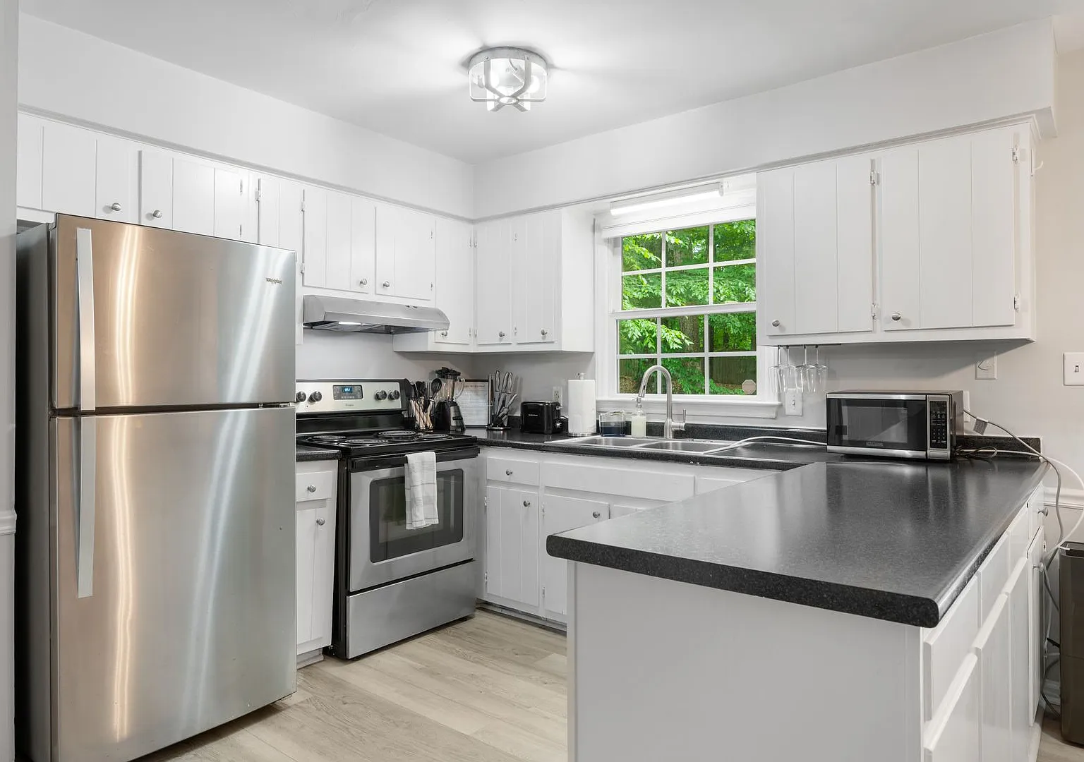 Move-In Ready 2be / 2.5ba Duplex Unit B - Great Convenient Location — Photo 4