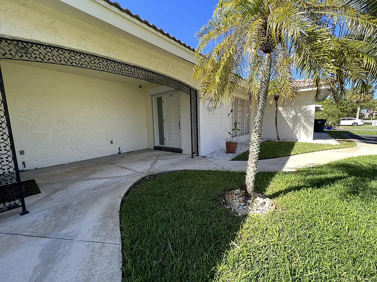 499 W Conference Dr — Photo 2