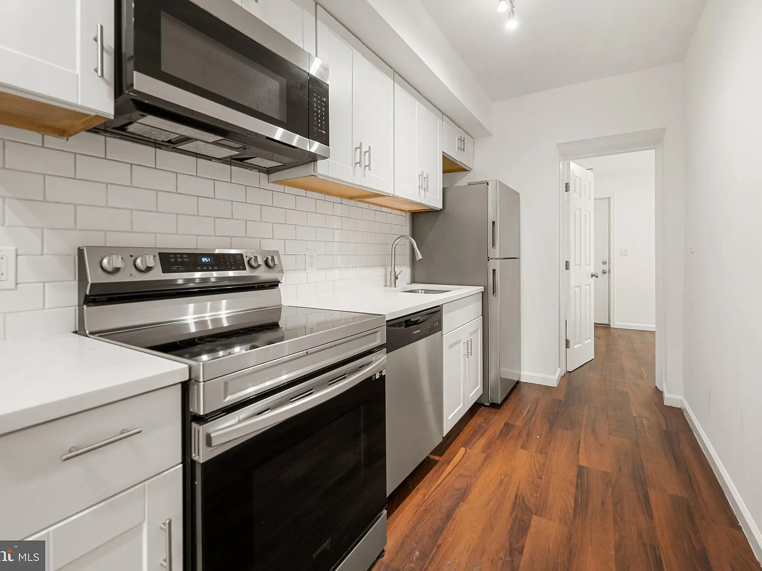 3 bed, 725 sqft, $4,000 — Photo 2