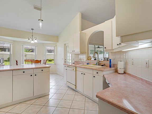 3rd image of 7 Westgate Ln