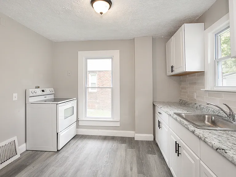 1255 Superior Ave — Photo 7