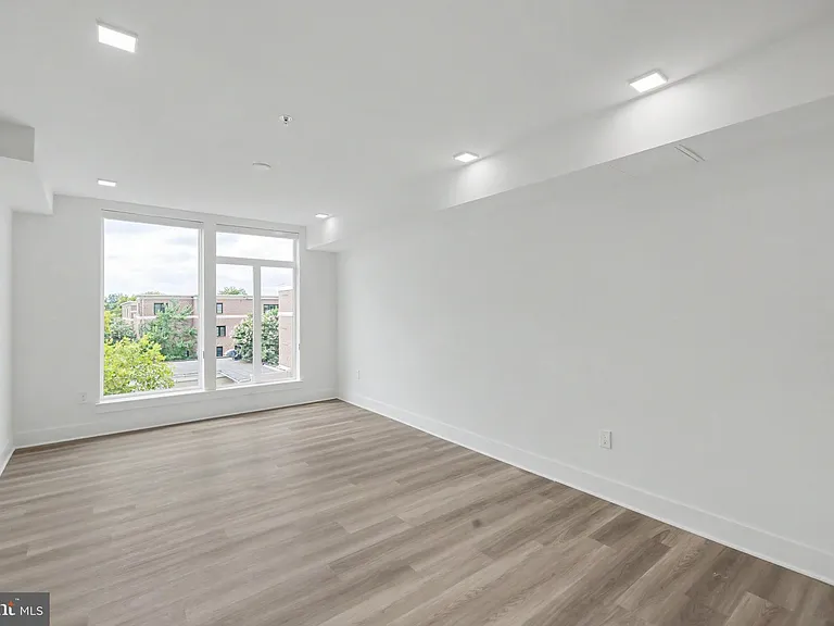 701 N Henry St #401 — Photo 28
