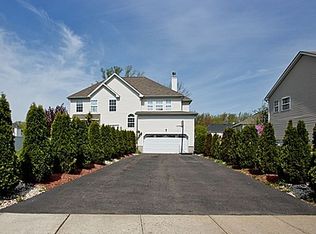 4 Greyhound Ct, Kendall Park, NJ 08824