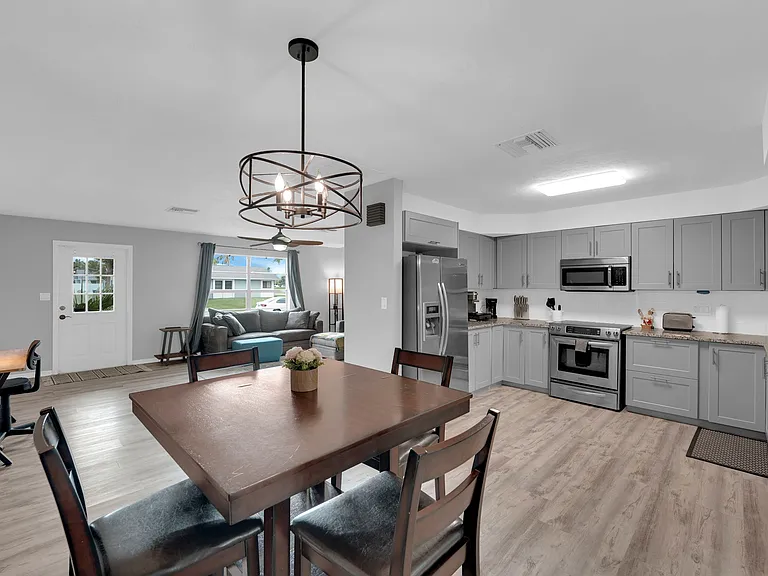 2506 SE 8th Ave — Photo 3