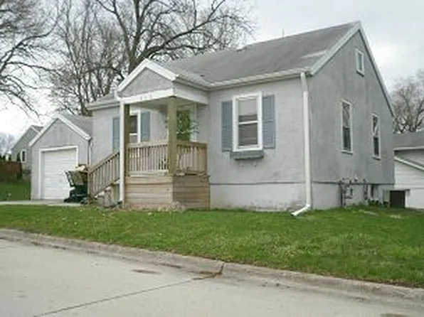 215 N 16th Ave W, Newton, IA 50208
