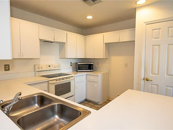 5th image of 221 Arlington Heights Cir