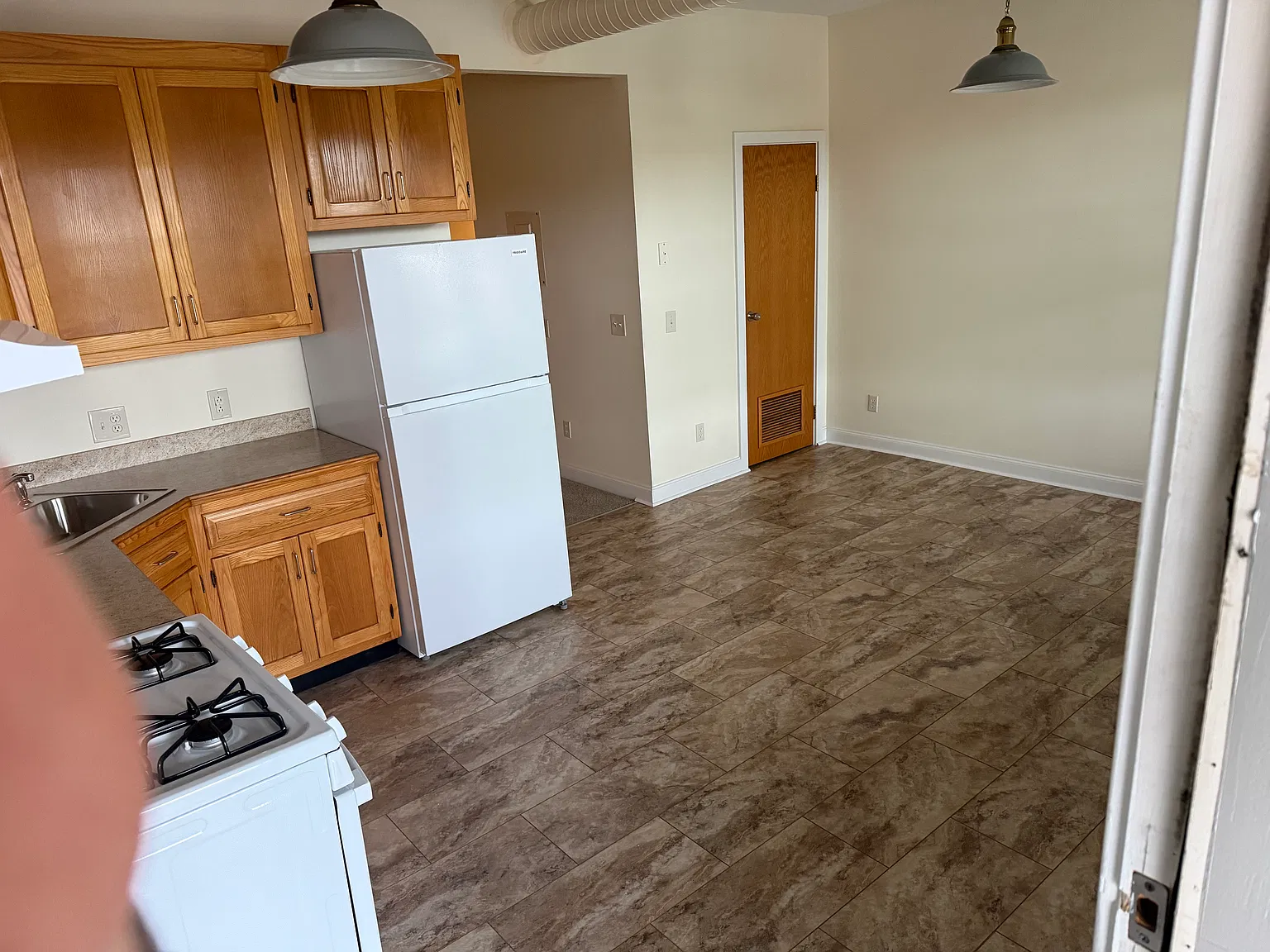 2 bed, 900 sqft, $1,250 — Photo 3