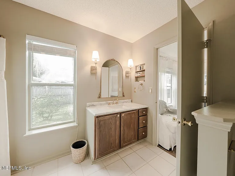 511 Chancellor Dr E — Photo 32