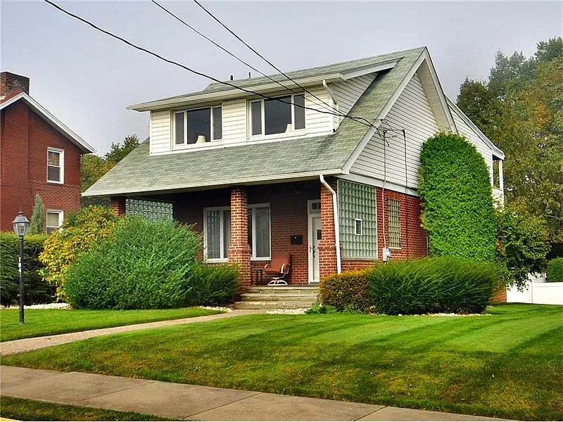 704 Broadway St photo 1