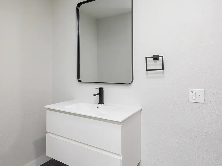 1025 W Walker St — Photo 6