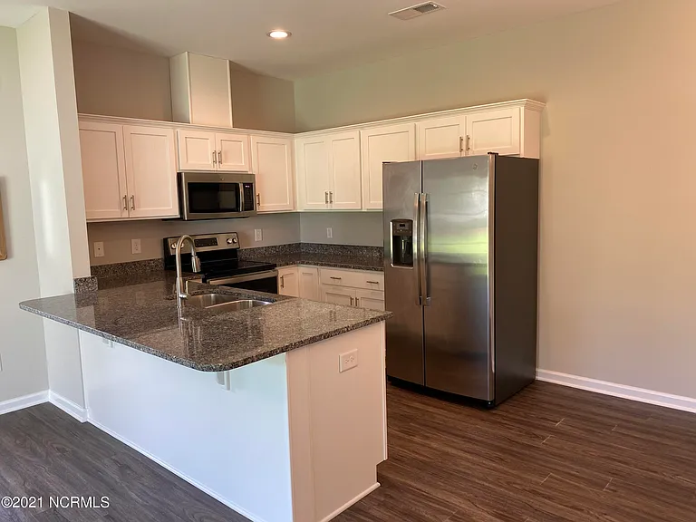 2064 Briarwood Dr — Photo 3