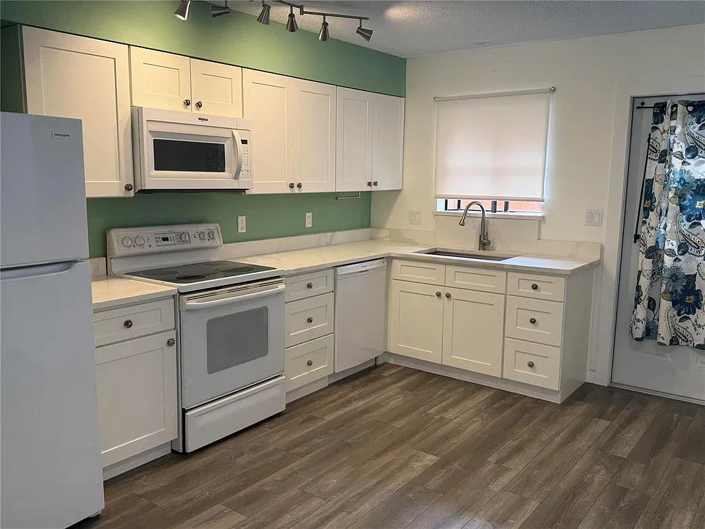 2 bed, 2.0 bath, 864 sqft, $1,700 — Photo 4