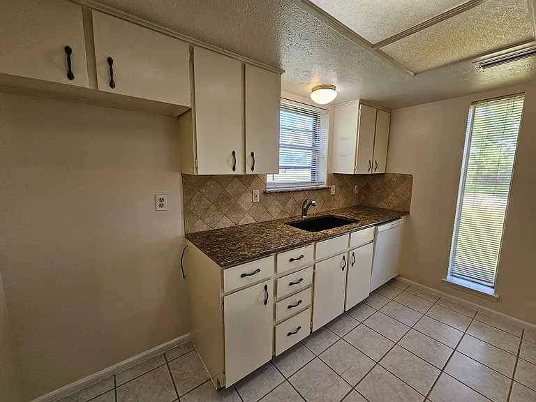 1302 Berkeley Dr — Photo 12